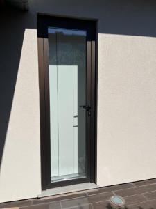 una puerta en una pared blanca con una ventana en JM Alojamento local no Porto en Oporto