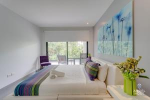 ein Schlafzimmer mit einem großen Bett und einem großen Fenster in der Unterkunft Golfers' Paradise at Nick Price Residences! in Playa del Carmen