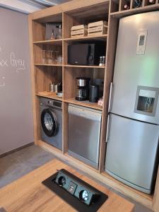 uma cozinha com um frigorífico e uma máquina de lavar e secar roupa em Maxx Grey em Bielsko-Biala