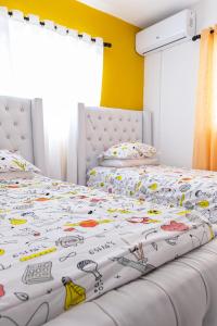 1 dormitorio con 2 camas y ropa de cama de Hello Kitty en Terraza del este apto en La Romana