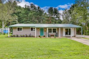 una casa con una puerta verde y un patio en Cottage with Yard and Grill about 21 Mi to Hocking Hills!, en Nelsonville