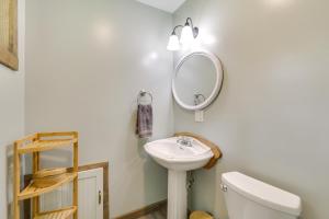 Ένα μπάνιο στο Cottage with Yard and Grill about 21 Mi to Hocking Hills! +24 φωτογραφίες