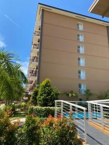 un edificio de apartamentos alto con una pasarela delante de él en Cozy Studio with pool, en Puerto Princesa City 8 fotos más