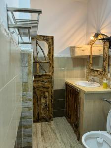 La salle de bains est pourvue d'un lavabo et d'un miroir. dans l'établissement alberegue Rustica, à Chefchaouen