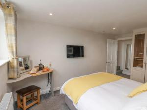 sypialnia z łóżkiem z żółtym kocem w obiekcie Castle View w Scarborough