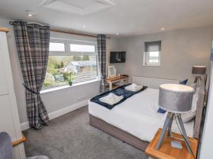 niewielka sypialnia z łóżkiem i oknem w obiekcie Castle View w Scarborough