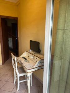 einen Schreibtisch mit einem Computer darüber in der Unterkunft Specter Guesthouse in Nettuno