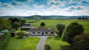 una vista aérea de una casa en un campo en Cradog B&B., en Kilkenny