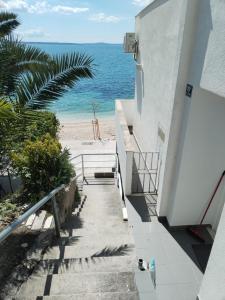 a stairway leading to the beach from a building at Apartman Sandra in Podstrana