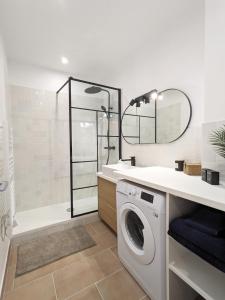 een badkamer met een wasmachine en een douche bij Le Perchoir - Studio vue imprenable - Hypercentre in Rouen