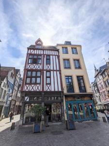 een hoog gebouw midden in een straat bij Le Perchoir - Studio vue imprenable - Hypercentre in Rouen +28 foto's
