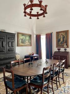 comedor con mesa de madera y sillas en Casa da Lagoa, en Évora