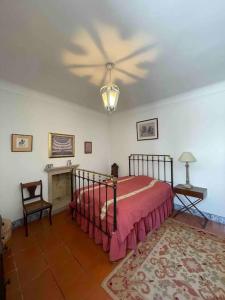 sypialnia z łóżkiem i wentylatorem sufitowym w obiekcie Casa da Lagoa w mieście Évora