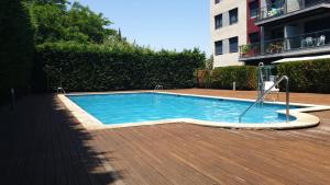 a swimming pool in the middle of a building at Apartamento Sabaris Playa in Baiona