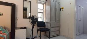 Hotel Teui Formarte في سيلايا: غرفة بها كرسي وخزانة ومرآة