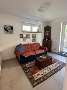 a living room with a couch and a table at La Casetta in Varese Ligure
