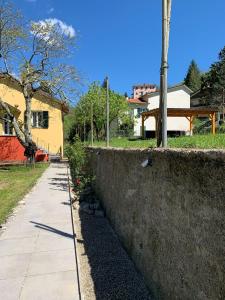 a concrete retaining wall next to a sidewalk at La Casetta in Varese Ligure
