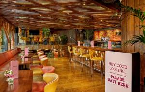 un bar con una fila di sgabelli in un ristorante di The Ross a Killarney