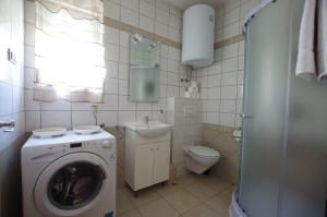 Et badeværelse på Apartments Branko + 34 billeder