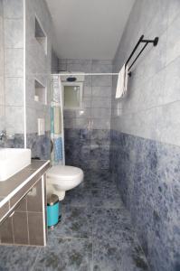 Et badeværelse på Apartments Branko