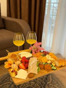 萨兰达Ansi Paradiso Apartaments的托盘食物和两杯葡萄酒 更多37张照片
