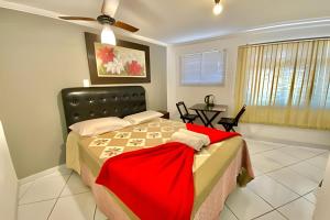 1 dormitorio con 1 cama y ventilador de techo en VA Apart Hotel Savassi en Divinópolis