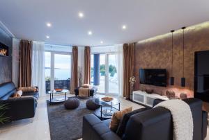 ein Wohnzimmer mit Sofas und einem TV in der Unterkunft Villa Jasmina in Gradina