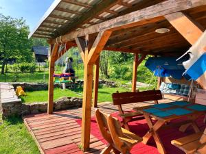 une terrasse en bois avec une table et des chaises. dans l'établissement Usadlosť pri lúke, à Mlynárovce