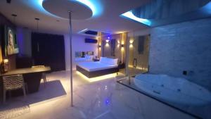 a large room with a bedroom with a bed and a table at Prestige Motel 7 in Sorocaba