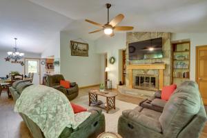 ein Wohnzimmer mit 2 Sofas und einem Kamin in der Unterkunft Cozy Blairsville Cabin 2 Mi to Vogel State Park! in Blairsville