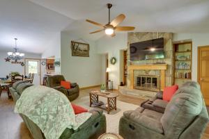 Χώρος καθιστικού στο Cozy Blairsville Cabin 2 Mi to Vogel State Park!