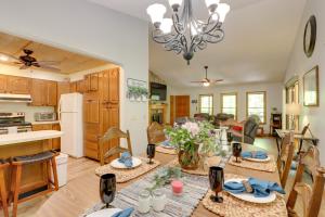 Η κουζίνα ή μικρή κουζίνα στο Cozy Blairsville Cabin 2 Mi to Vogel State Park!