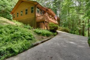 ein Haus im Wald mit Auffahrt in der Unterkunft Cozy Blairsville Cabin 2 Mi to Vogel State Park! in Blairsville