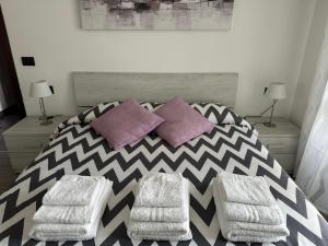 - une chambre avec un grand lit et 2 chaises dans l'établissement Ginevra Home, à Sesto San Giovanni