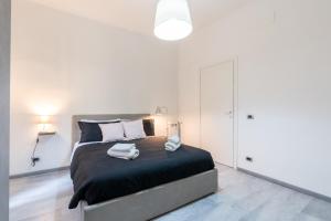 Un dormitorio con una cama con dos toallas encima. en Amazing apartment near to Colosseo and subway, en Roma