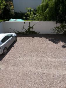 un coche aparcado en una entrada junto a una pared en San Isidro en Viedma