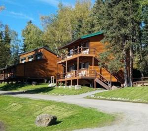ein großes Holzhaus am Straßenrand in der Unterkunft Great Alaska Adventure Lodge in Sterling