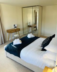 sypialnia z dużym łóżkiem i biurkiem w obiekcie Chic seaside apartment w mieście Preston