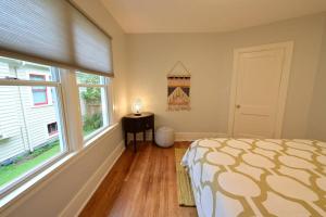 una camera con letto e finestra di Quiet UW cottage by Ravenna park-Perfect location a Seattle