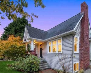 una casa blanca con chimenea de ladrillo en Quiet UW cottage by Ravenna park-Perfect location en Seattle
