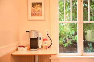 una cafetera en un mostrador junto a una ventana en Quiet UW cottage by Ravenna park-Perfect location en Seattle