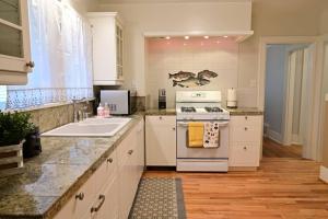 uma cozinha com um fogão e um lavatório em Quiet UW cottage by Ravenna park-Perfect location em Seattle