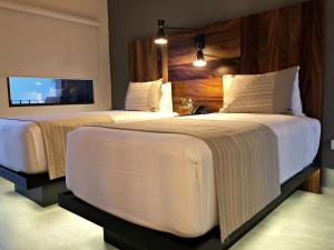 Ένα ή περισσότερα κρεβάτια σε δωμάτιο στο 4 Splendid Twin suite Rooms in Exclusive Boutique Hotel