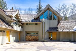 una casa con techo de gambrel en Luxury Warm Springs Creekfront Home en Ketchum