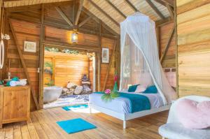 Postel nebo postele na pokoji v ubytování Au Jardin Des Colibris Ecolodge&Spa + 37 fotografií