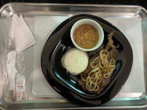 um prato de comida com macarrão e uma tigela de sopa em Prestige Motel 6 em Sorocaba