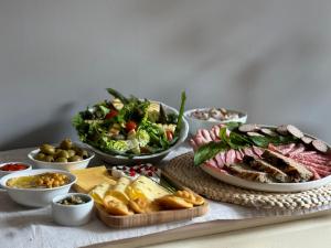 stół z talerzami z jedzeniem i miskami z jedzeniem w obiekcie Gawra w Wetlinie