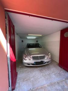 ein Auto, das in einer Garage geparkt ist und in der ein Auto geparkt ist in der Unterkunft Maison de village en Provence in Courthézon