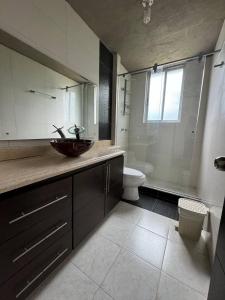 uma casa de banho com um lavatório e um WC em Hospedaje RM em Villeta