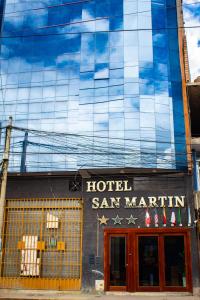 ein Hotel-san-martin-Schild vor einem Gebäude in der Unterkunft Hotel San Martin - Cajamarca in Cajamarca